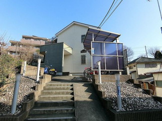 【外観】 | 小田急線「柿生」駅まで徒歩5分！便利な立地の2階建てアパートです♪駅近で通勤・通学にも便利！