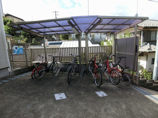 【その他共用部分】 | 屋根付きの駐輪場で雨が降っても大切な自転車が濡れなくてすみますね♪自転車はちょっとした移動手段に便利ですよね！