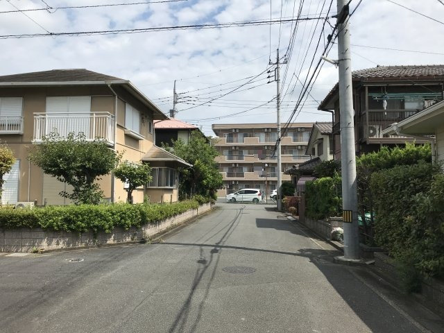 鴻巣市赤見台３丁目の売地の前面道路含む現地写真
