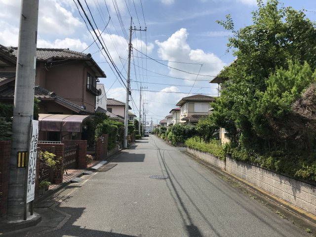 鴻巣市赤見台３丁目の売地の前面道路含む現地写真