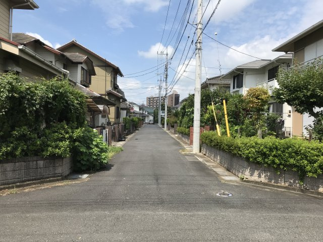 鴻巣市赤見台３丁目の売地の前面道路含む現地写真