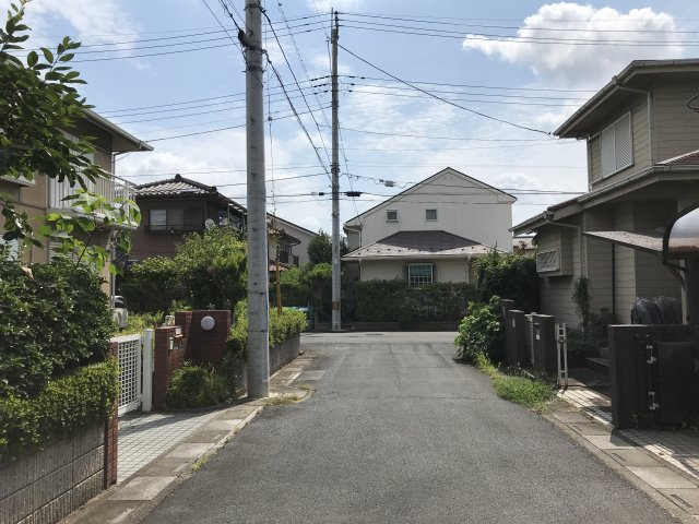 鴻巣市赤見台３丁目の売地の前面道路含む現地写真