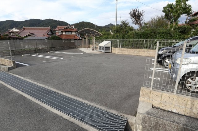 コンフォールの駐車場