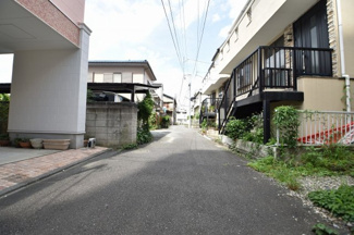 【前面道路含む現地写真】 | 南側3.2ｍ私道　車の通行はほとんど御座いません。