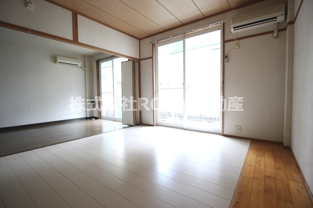 エクセレントハイツの洋室|落ち着いた色調の洋室です