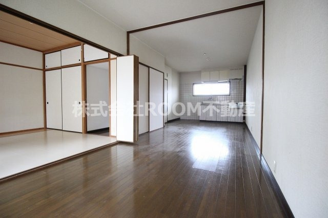 エクセレントハイツの居間・リビング|こちらのリビングで趣味の時間をお楽しみください