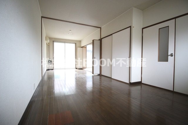 エクセレントハイツの居間・リビング|こちらの居間で趣味の時間をお楽しみください