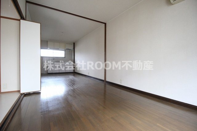 エクセレントハイツの居間・リビング|こちらのリビングで趣味の時間をお楽しみください