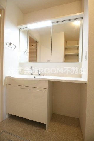 シャインアベニューの独立洗面台|朝の支度にも助かる、独立の洗髪洗面化粧台