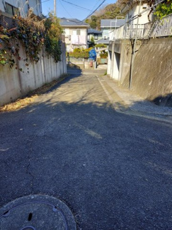 【前面道路含む現地写真】 | 三浦市初声町下宮田　建築条件なし売地 | 前面道路含む現地写真