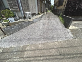 【前面道路含む現地写真】 | 三浦市初声町和田　一戸建 | カースペース【前面道路より撮影】