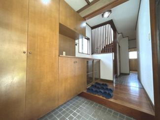 【玄関】 | 三浦市初声町和田　一戸建 | 小物やお花などが飾れるスペースがあります。
