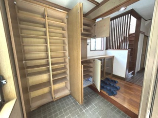 【玄関】 | 三浦市初声町和田　一戸建 | 収納豊富な玄関です。