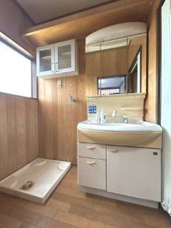 【独立洗面台】 | 三浦市初声町和田　一戸建 | 鏡裏に小物が収納できます。