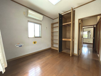 【洋室】 | 三浦市初声町和田　一戸建 | 見せる収納が楽しめるお部屋です♪