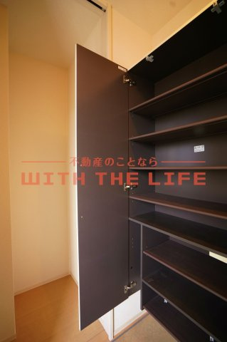ガーデンヒルズ荒木【キャッシュバック対象】の玄関|収納もある玄関です