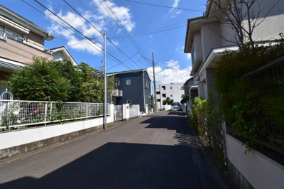 【前面道路含む現地写真】 | 調布飛田給3丁目 | 前面道路公道5メートルあります。運転が苦手な奥様でも楽々駐車可能です。