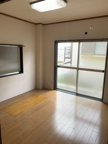【居間・リビング】 | 上野コーポ | 窓が2か所あることで、心地よい風が通り抜けます。