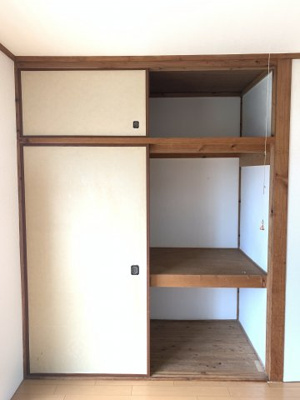 【収納】 | 上野コーポ | 洋室には大きな押入れで収納に困りません。