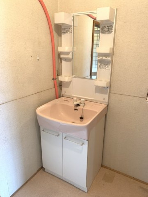 【洗面所】 | 上野コーポ | 独立洗面化粧台で朝の身支度もバッチリです。