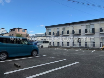 【駐車場】 | メゾンやすむろⅠ | 駐車場に車を止められます