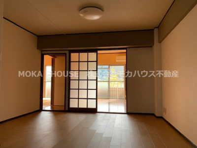 【居間・リビング】 | メゾンやすむろⅠ | ゆったり過ごせる居間です