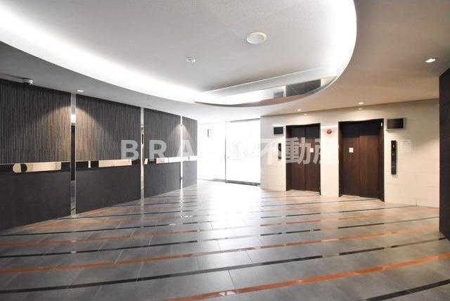 SERENiTE北浜　BRAVI不動産のロビー