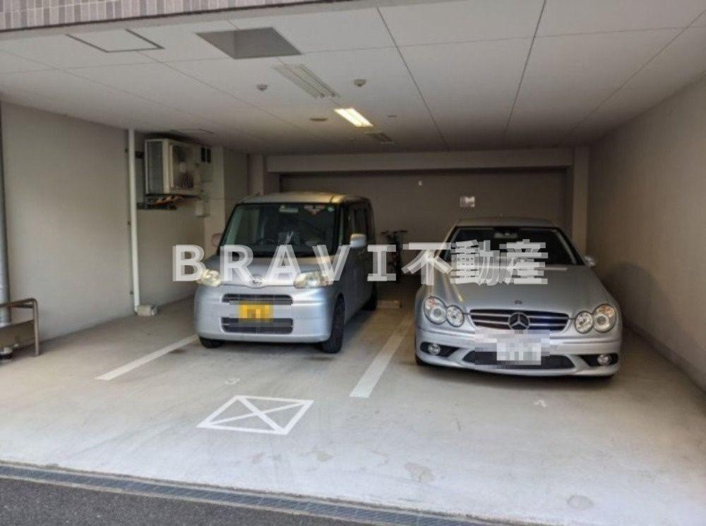 SERENiTE北浜　BRAVI不動産の駐車場