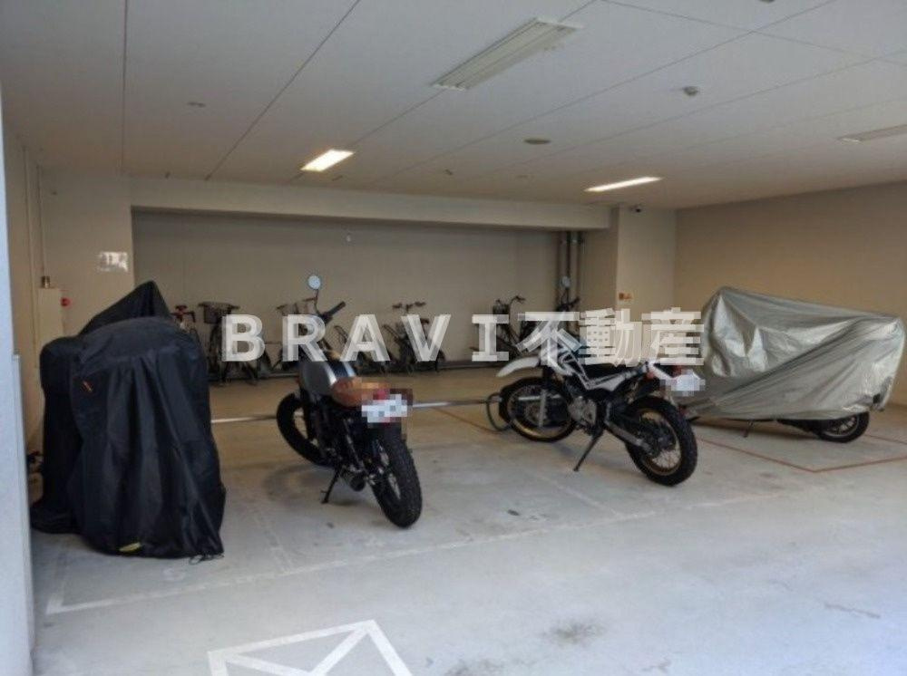 SERENiTE北浜　BRAVI不動産の駐車場
