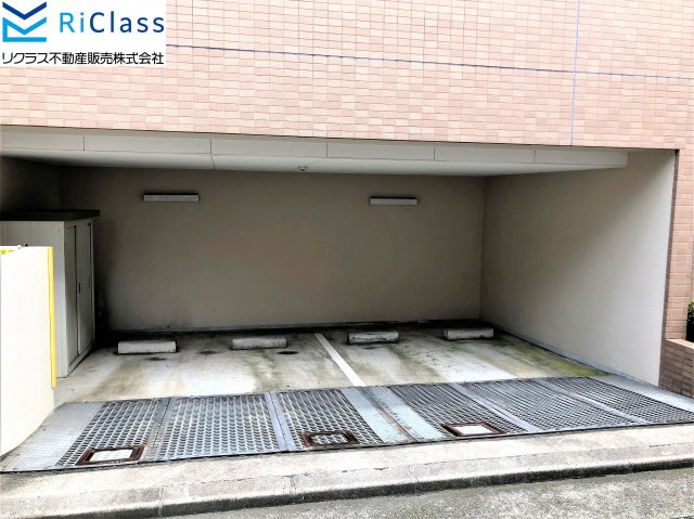 クレール神戸上沢通の駐車場