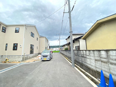 【前面道路含む現地写真】 | Crediegarden交野市私部第13 | 前面道路の幅員は約4.8ｍです。