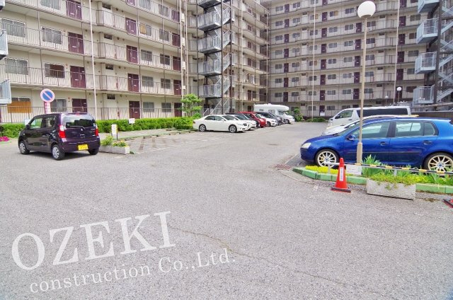 新越谷スカイハイツの駐車場|敷地内駐車場は5月現在空き無しです。