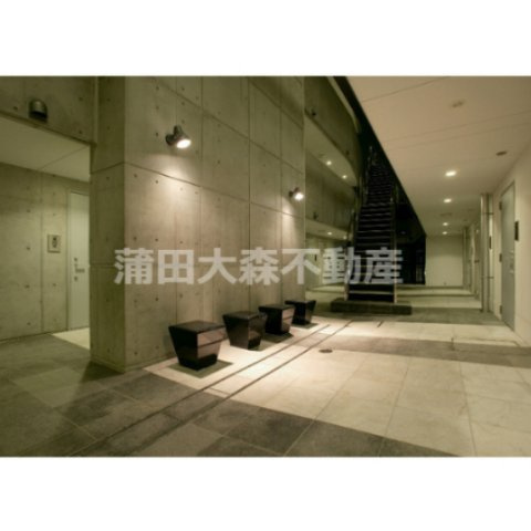 イプセ蒲田WESTのエントランス|防犯カメラTVモニター付オートロック宅配BOXのあるエントランス