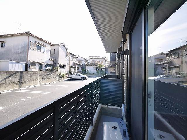 ウインドウIIのバルコニー|外からの目が気にならないバルコニーで洗濯物が干せます