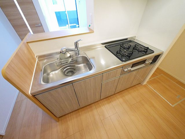 ウインドウIIのキッチン|３口コンロのシステムキッチンです