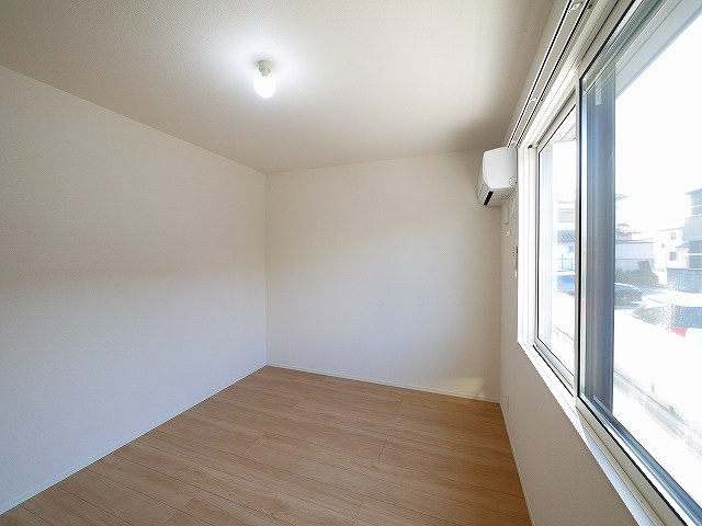 ウインドウIIの寝室|広くて明るい寝室