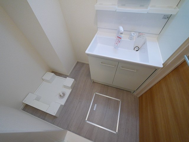 ウインドウIIの洗面所|ゆったりとスペースのある洗面所