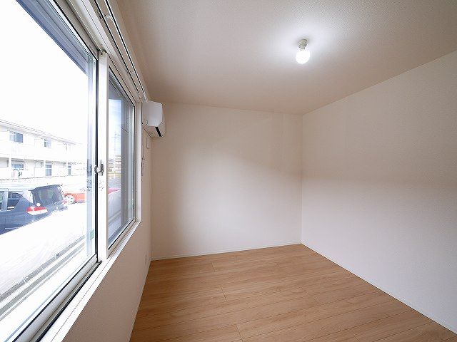 ウインドウIIの寝室|広々とした洋室です