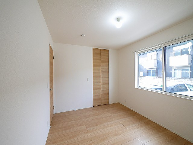 ウインドウIIの洋室|明るい洋室です