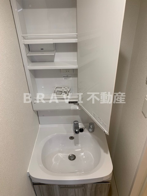 プレサンス森ノ宮 THEゲート　BRAVI不動産の独立洗面台|【プレサンス森ノ宮THEゲート】独立洗面台、朝の身支度には欠かせません