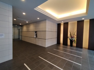 【エントランス】 | ブライトプレイス今福鶴見 | 幹線道路から離れており、閑静な住宅街です。
