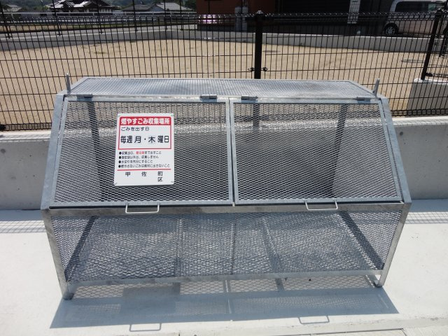 甲佐町芝原分譲地の周辺|蓋つきメッシュのゴミステイションです