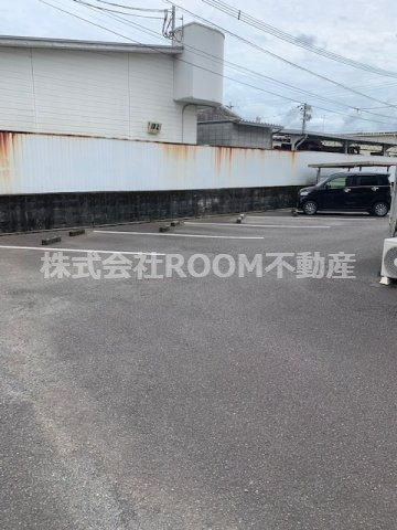 ラフィーネNの駐車場