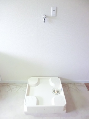 【展望】 | 茨田ビル | キッチン横にある室内洗濯機置き場です♪防水パンが付いているので万が一の漏水にも安心です！室内に置けるので洗濯機が傷みにくい☆