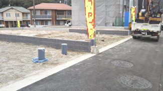 【前面道路含む現地写真】 | 公道：南東
広い歩道に面しています◎