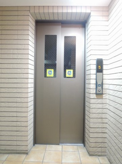 【その他共用部分】 | お買い物時やベビーカーの出し入れに便利なエレベーター付です。