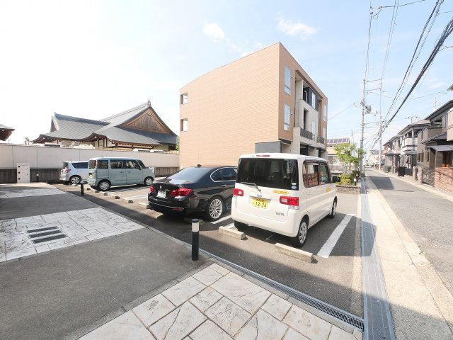 ガーデン・ヴィラ　Ａ棟の駐車場|駐車場に車を止められます