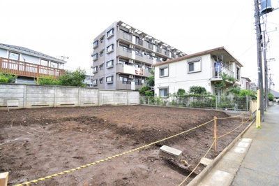 【前面道路含む現地写真】 | 小平市花小金井5丁目　新築戸建　1号棟 | 前面道路　私道4ｍ