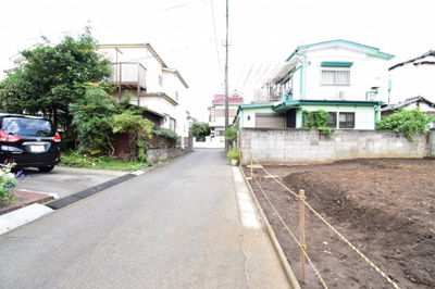 【前面道路含む現地写真】 | 小平市花小金井5丁目　新築戸建　1号棟 | 前面道路　私道4ｍ