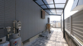 【外観】 | 建物北側には屋根付きのスペースがあります。駐輪場に最適です。